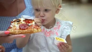 一个小孩子在<strong>快餐</strong>店吃披萨。 可爱的小女孩肖像有趣的吃<strong>快餐</strong>场在商场